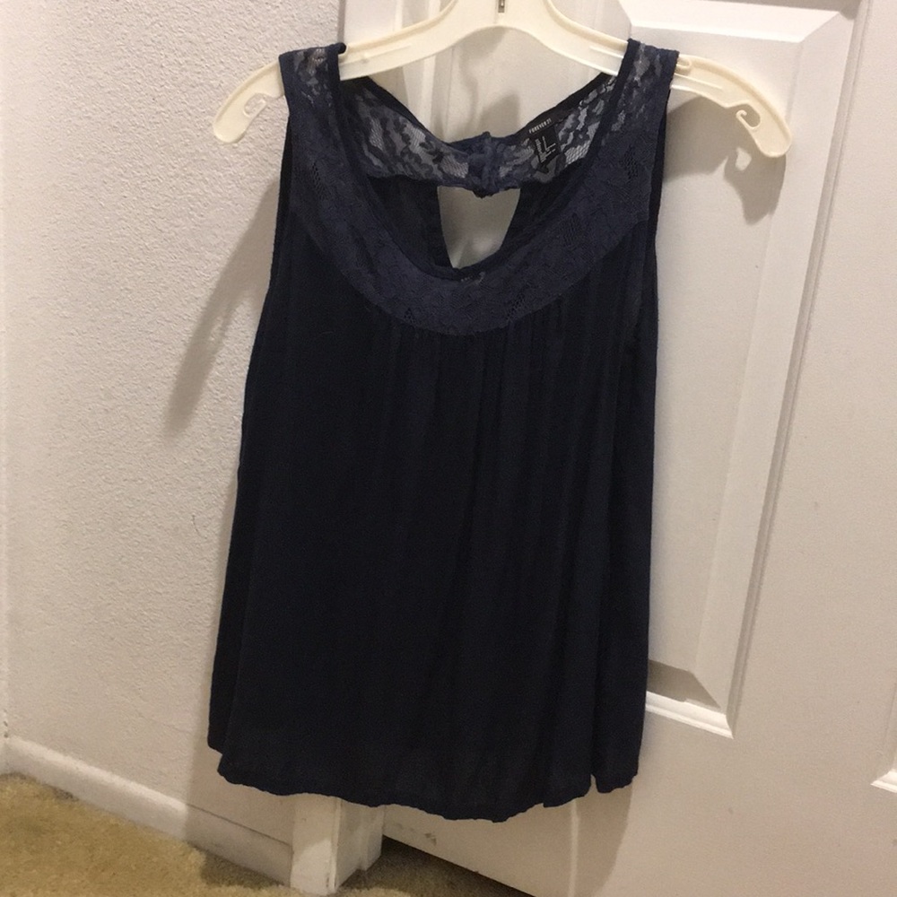 Sleeveless top with lace. Size S